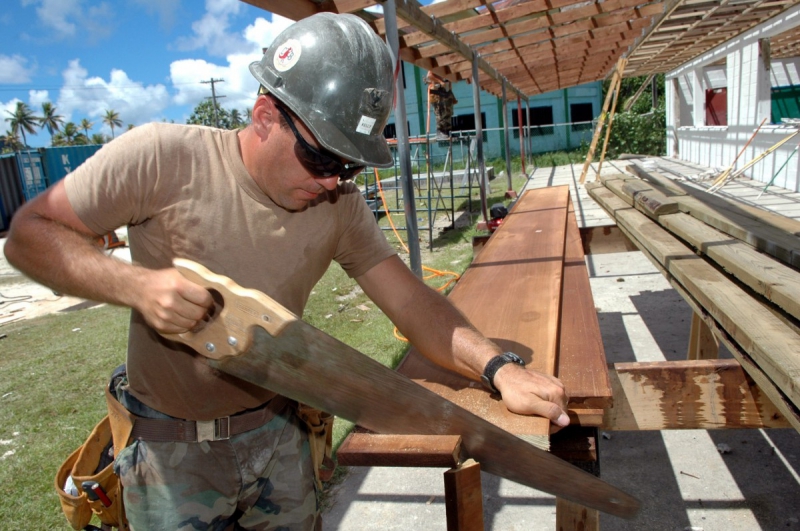 menuisier-CIPIERES-min_worker_construction_building_carpenter_male_job_build_helmet-893290